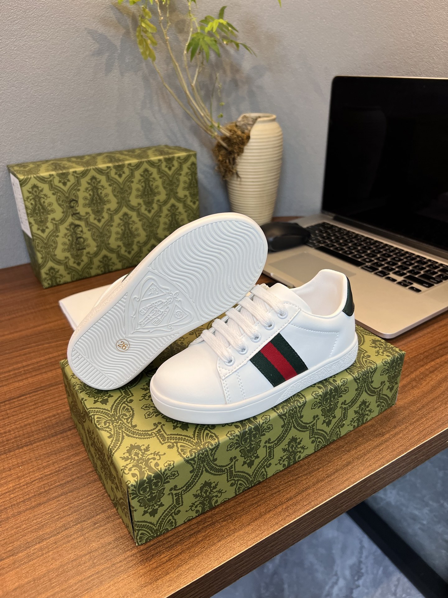 Children's shoes child
